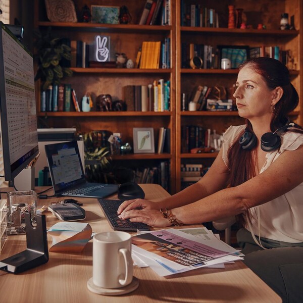 Poly Voyager Focus 2 Microsoft Teams Sertifikalı USB-C-C Kulaklık +USB-C/A Adaptörü 9T9J4AA